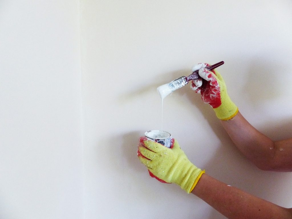 Voici comment peindre un mur de couleur sans déborder