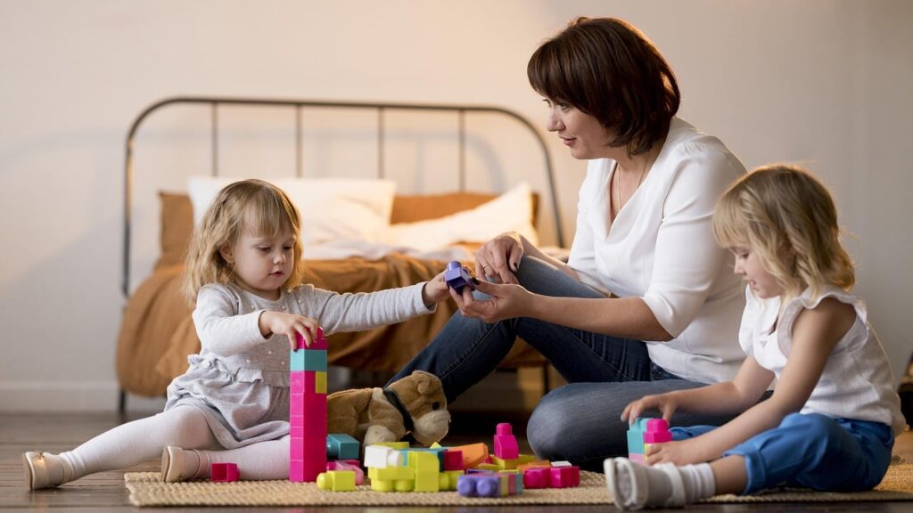 Comment encourager le développement créatif de votre enfant avec sa nounou