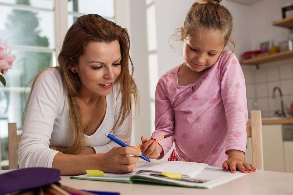Entre biberons et business : 9 idées rentables pour les mamans à domicile en 2025
