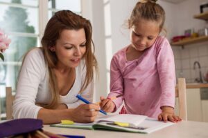 Entre biberons et business : 9 idées rentables pour les mamans à domicile en 2025