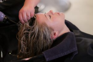 Prendre soin de son cuir chevelu pendant les mois chauds : conseils et précautions