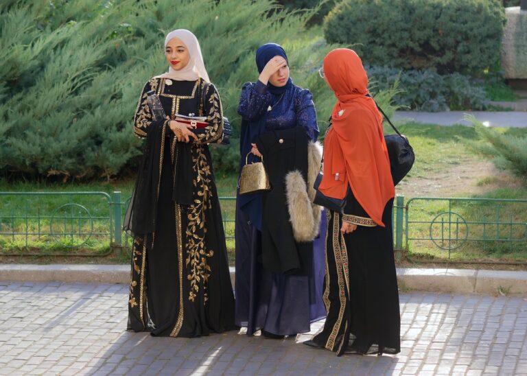 Et si la djellaba devenait votre alliée du quotidien ?