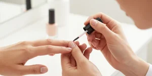 fixateur vernis à ongles avant ou après